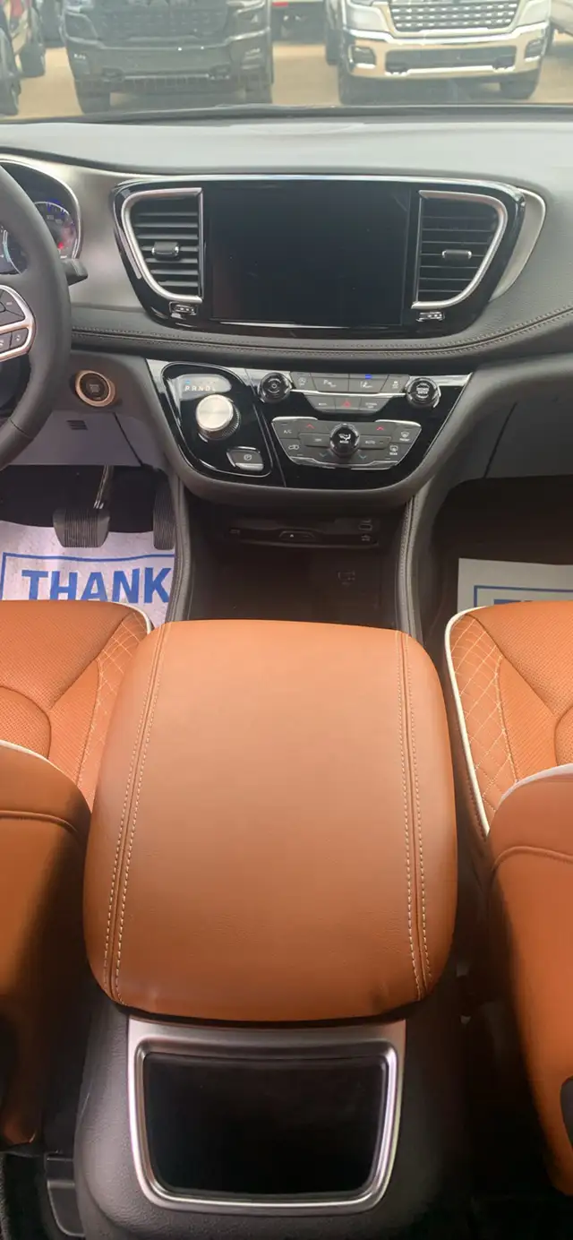 2026 Chrysler Pacifica Pinnacle - Photo 3