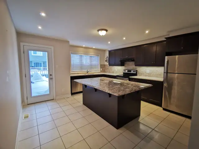 Townhouse-3 Beds Office,4 Baths, 2 Car Garage-Kanata/Stittsville - Photo 3