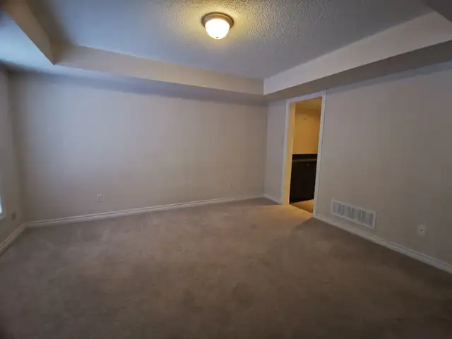Townhouse-3 Beds Office,4 Baths, 2 Car Garage-Kanata/Stittsville - Photo 7