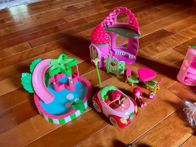 Assortment of Strawberry Shortcake dolls - Photo 2