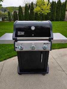 Weber BBQ Spirit E-315 Like new