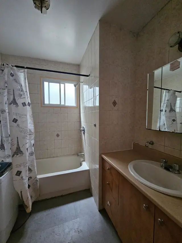 5 1/2 apartment for rent near Saint Michel Metro station - Photo 2