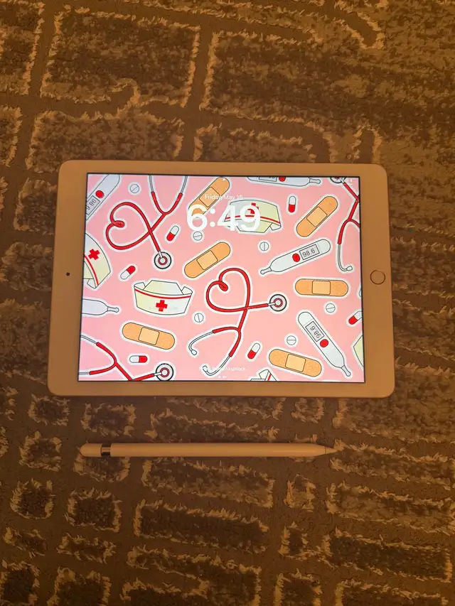 iPad 6th Generation 128GB Wi-Fi   Apple Pencil Included - Photo 2