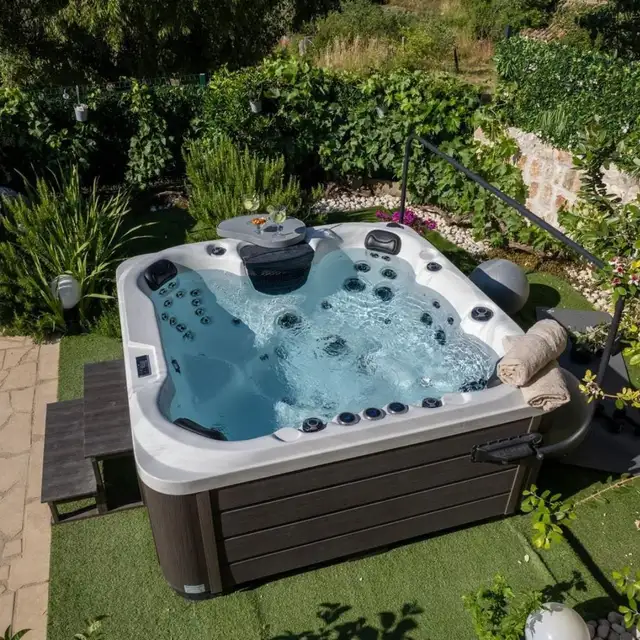 3 PUMP BENCH HOT TUB