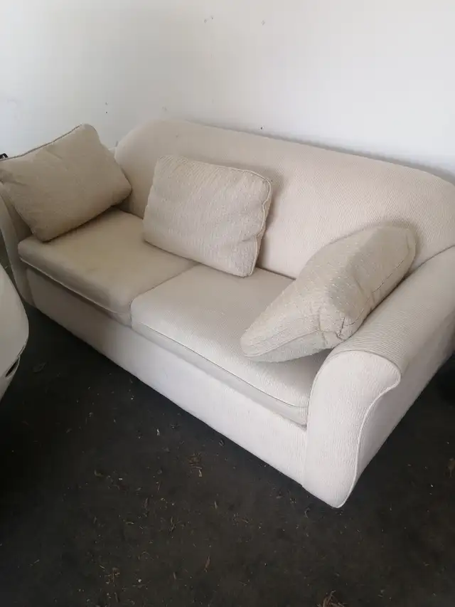 Pull out couch with three pillows - Photo 2