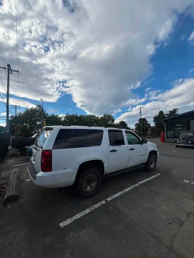 2007 Chevrolet Suburban - Photo 2