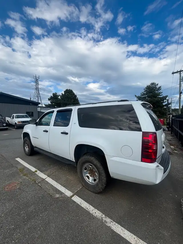 2007 Chevrolet Suburban - Photo 3