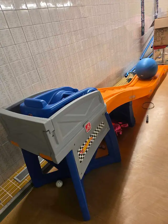 Step 2  hot wheel extreme thrill coaster - Photo 2