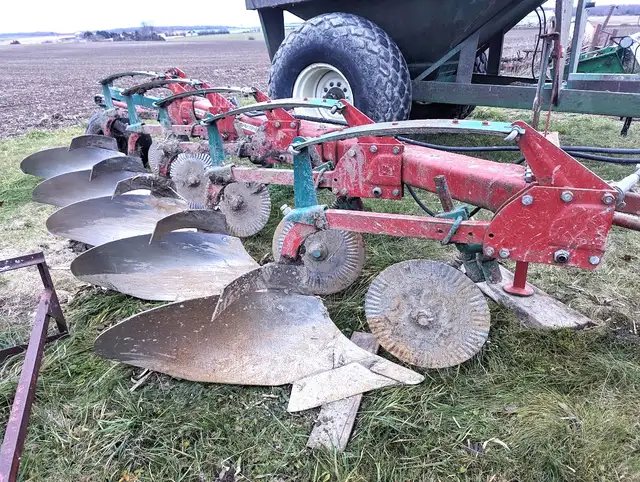 Kverneland 5 Furrow Plow