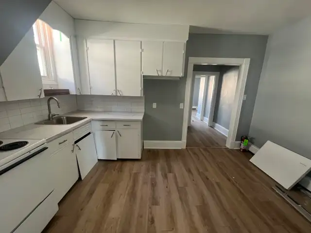 Downtown 2nd Floor 2 bedroom Apartment with Parking