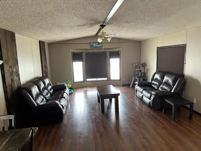 Mobile Home - Photo 3
