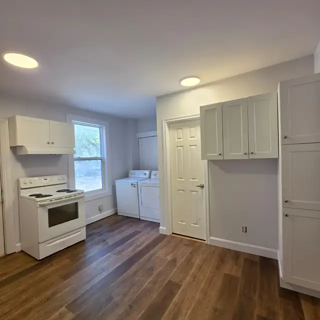 4 bedroom 2 bathroom single family house on Gladstone near Bank