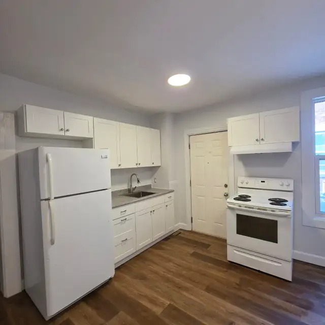 4 bedroom 2 bathroom single family house on Gladstone near Bank - Photo 2