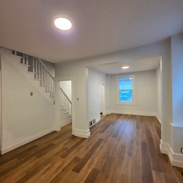 4 bedroom 2 bathroom single family house on Gladstone near Bank - Photo 3