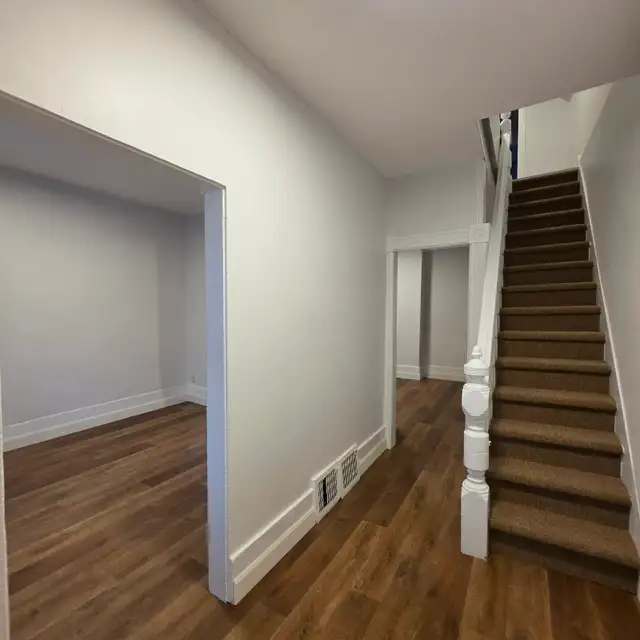 4 bedroom 2 bathroom single family house on Gladstone near Bank - Photo 4