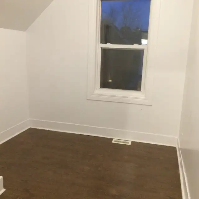 4 bedroom 2 bathroom single family house on Gladstone near Bank - Photo 5