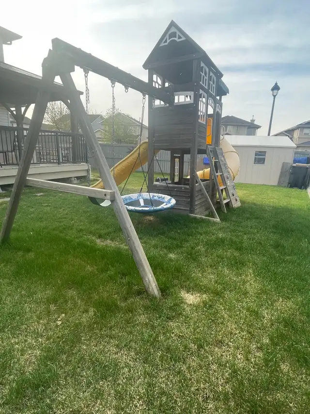 Play structure - Photo 2