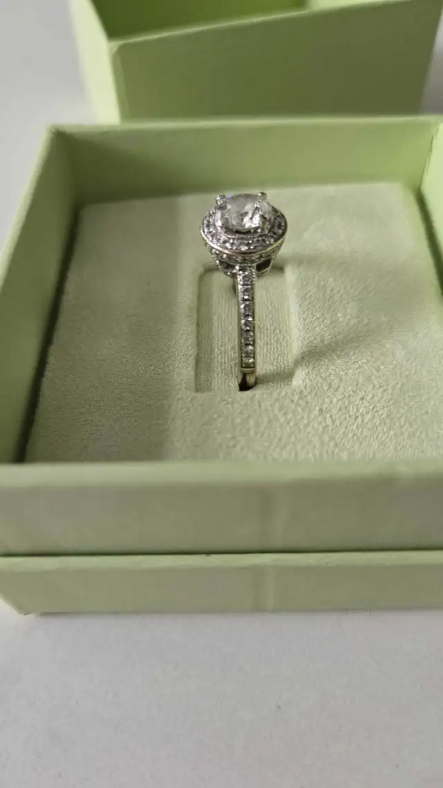 Stunning Real Diamond Ring - Photo 2