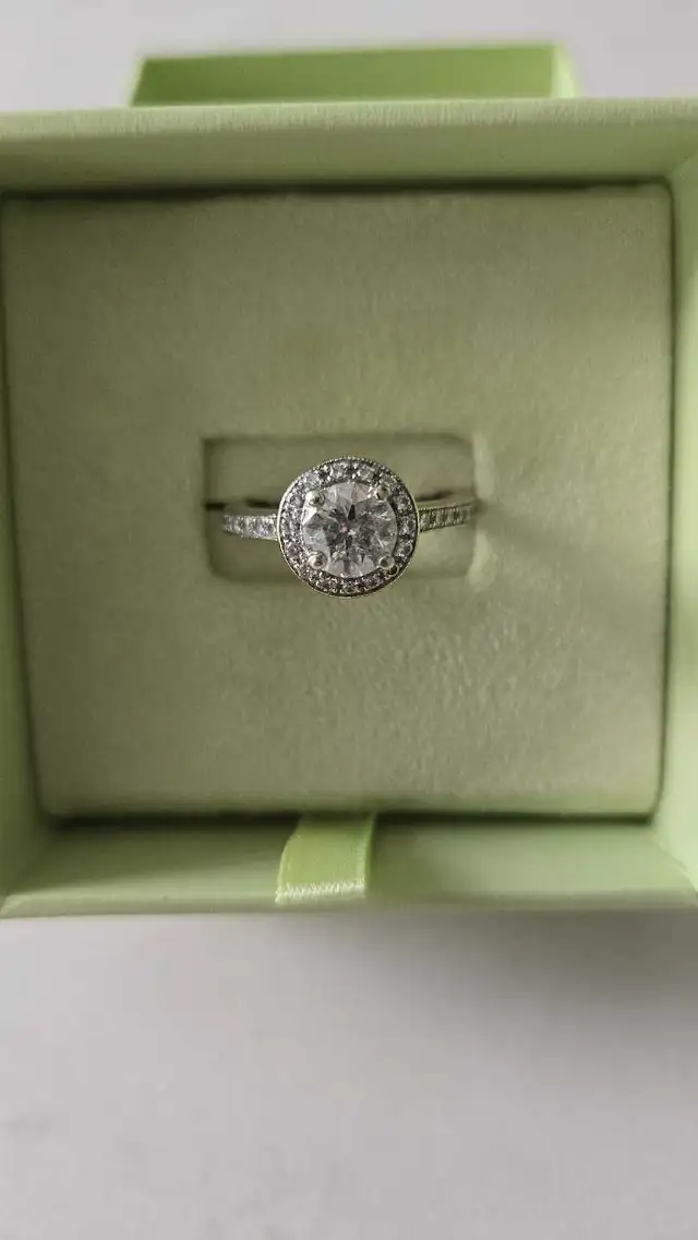 Stunning Real Diamond Ring - Photo 3