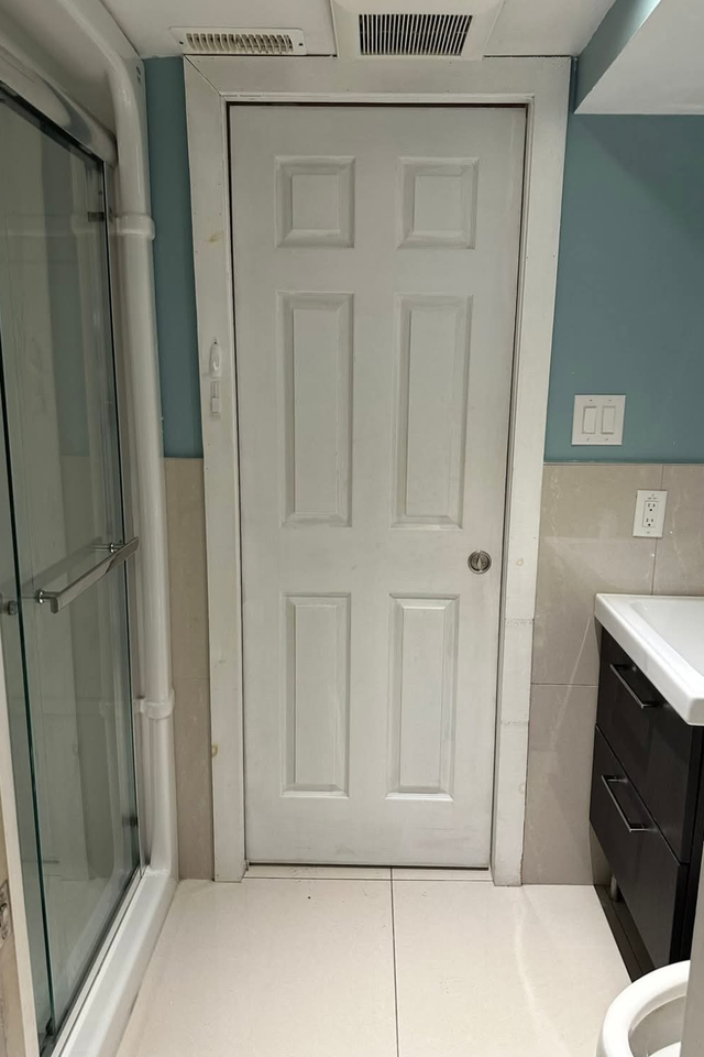 Room in Basement for rent near York U - Photo 4
