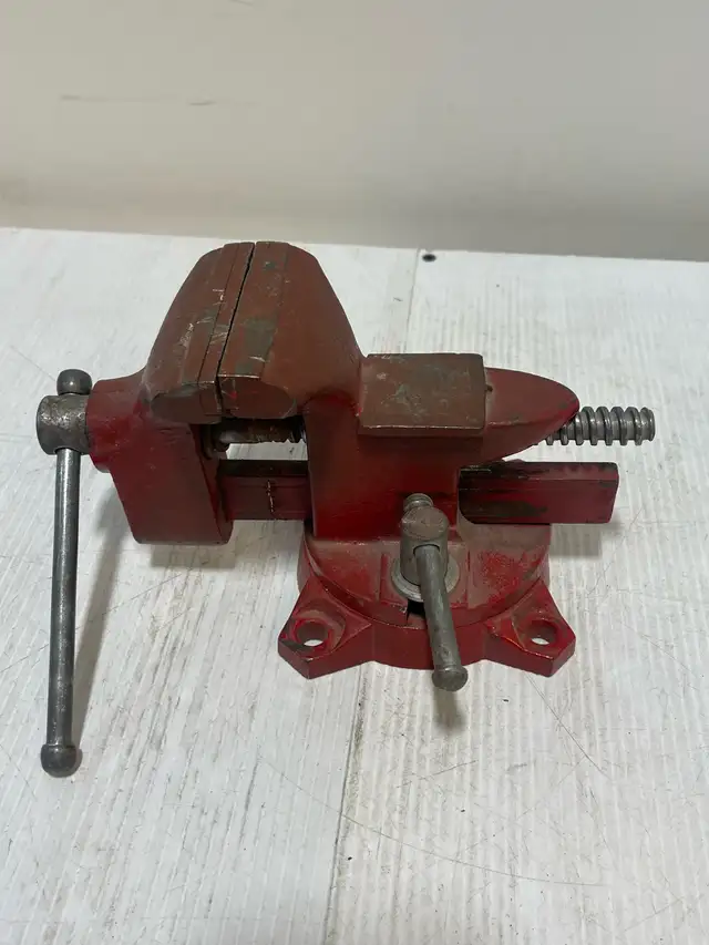 Vise with a sturdy build