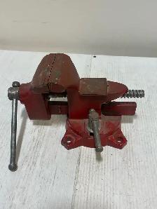 Vise with a sturdy build