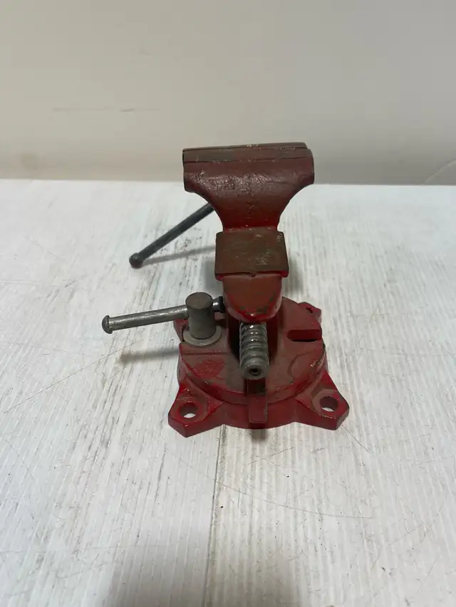 Vise with a sturdy build - Photo 2