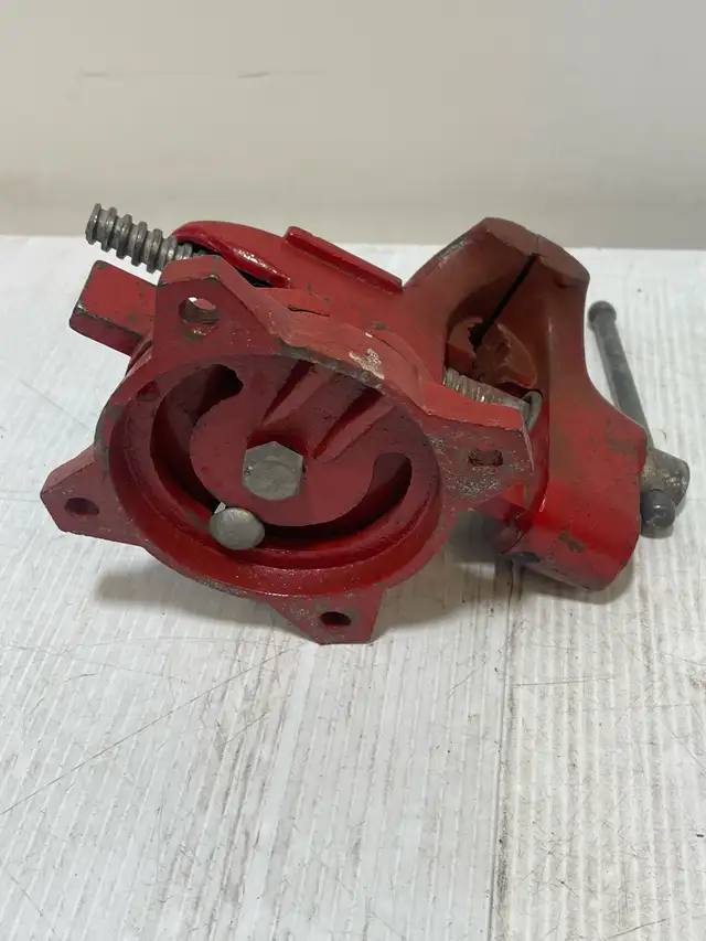Vise with a sturdy build - Photo 3