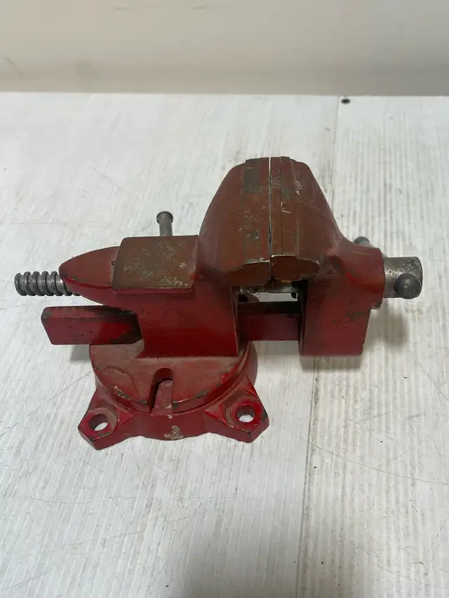 Vise with a sturdy build - Photo 4