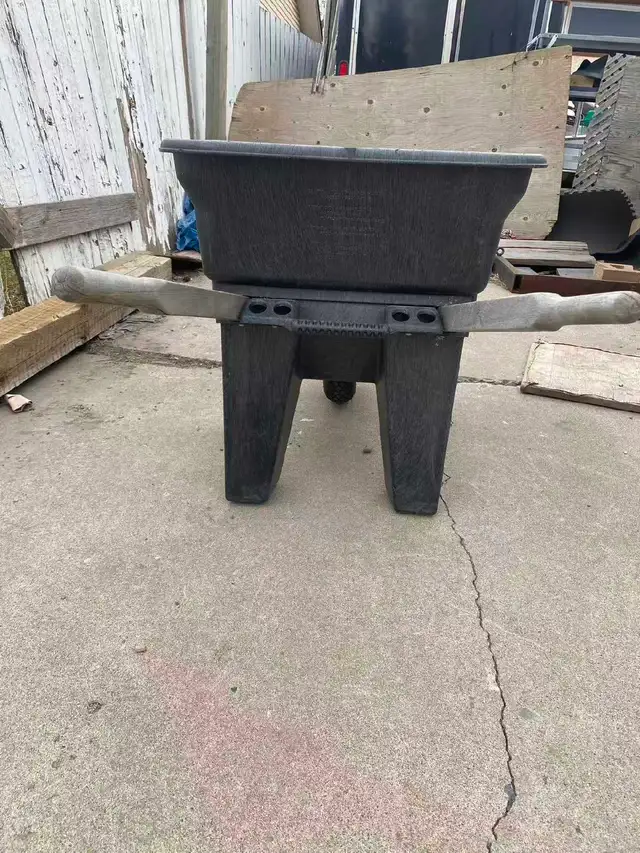 Rubbermaid wheelbarrow
