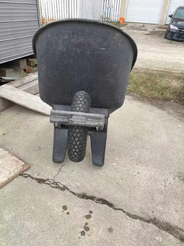 Rubbermaid wheelbarrow - Photo 2
