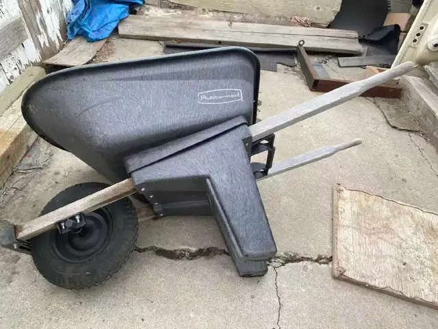 Rubbermaid wheelbarrow - Photo 3
