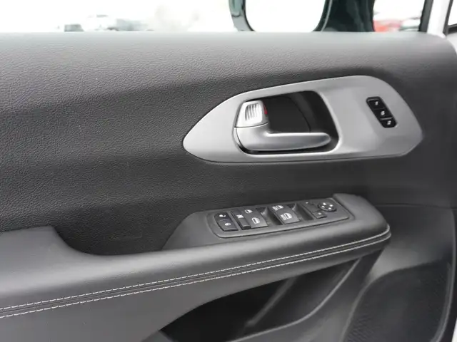 2024 Chrysler Pacifica TOURING-L \'S\' FWD, 7 PASSENGER, LOADED - Photo 16