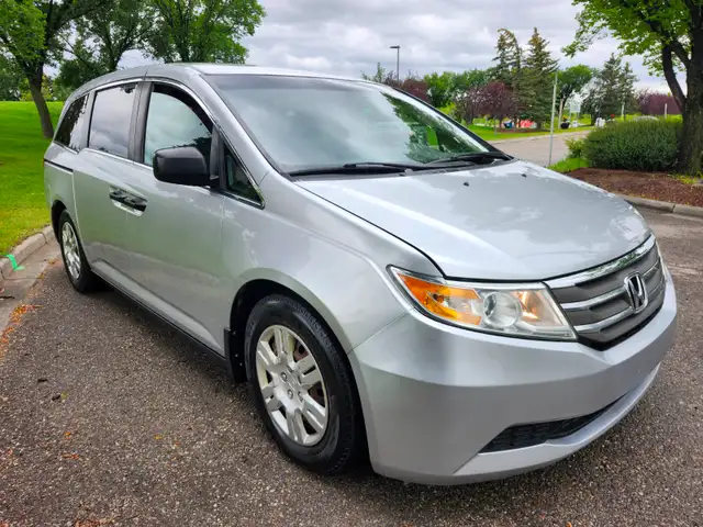 2011 Honda Odyssey LX minivan better than sienna caravan sedona