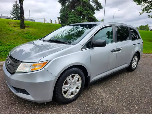 2011 Honda Odyssey LX minivan better than sienna caravan sedona - Photo 3