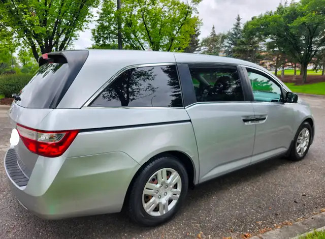 2011 Honda Odyssey LX minivan better than sienna caravan sedona - Photo 4
