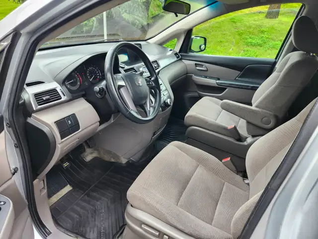 2011 Honda Odyssey LX minivan better than sienna caravan sedona - Photo 8