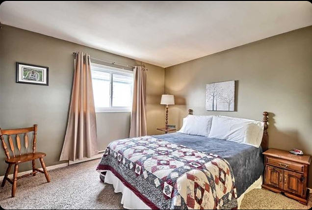 3BR Bungalow Main Floor – Walkout Yard, Parking, In-Unit Laundry - Photo 6