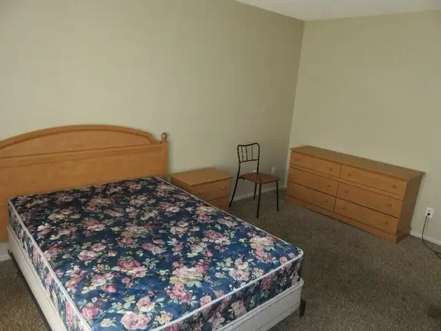 Room for rent with washroom - Photo 2
