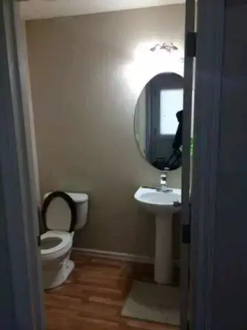 Room for rent with washroom - Photo 5