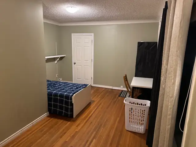 Room for rent near University of Alberta - Photo 2