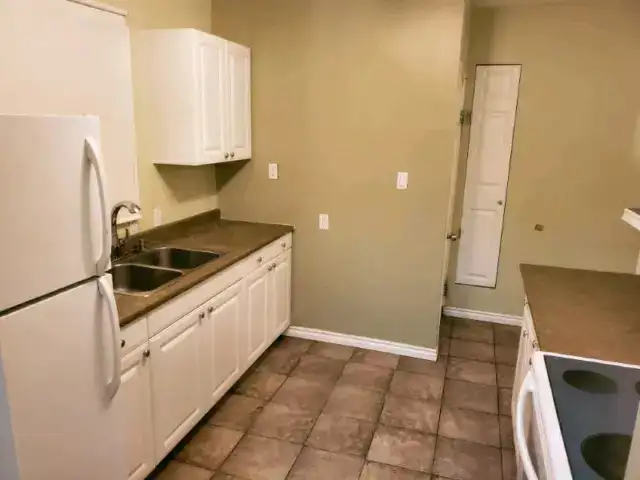 Room for rent near University of Alberta - Photo 7