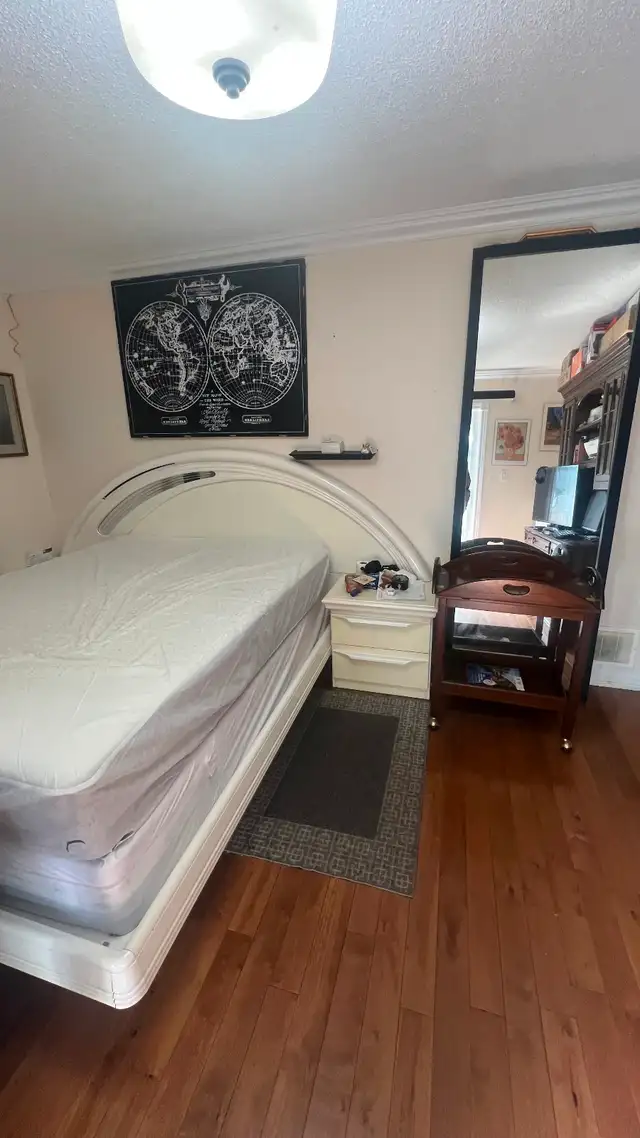 Available Now, Main Floor Big Bedroom QEW/Indian Rd - Photo 4