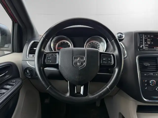 2016 Dodge Grand Caravan SXT PREMIUM PLUS | ONE-OWNER | CLEAN CA - Photo 16