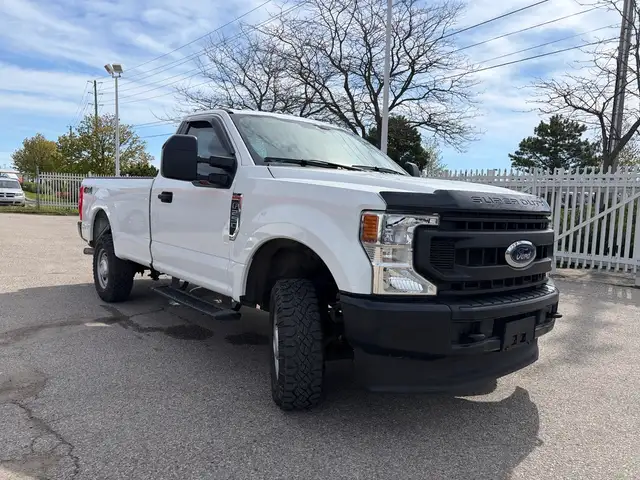 2022 Ford F-250 XL 4WD Reg Cab 8' Box Low Km's ! - Photo 3