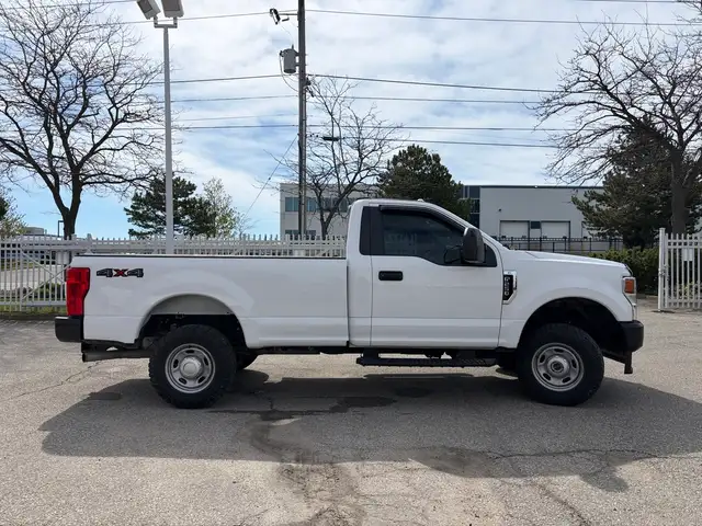 2022 Ford F-250 XL 4WD Reg Cab 8' Box Low Km's ! - Photo 4