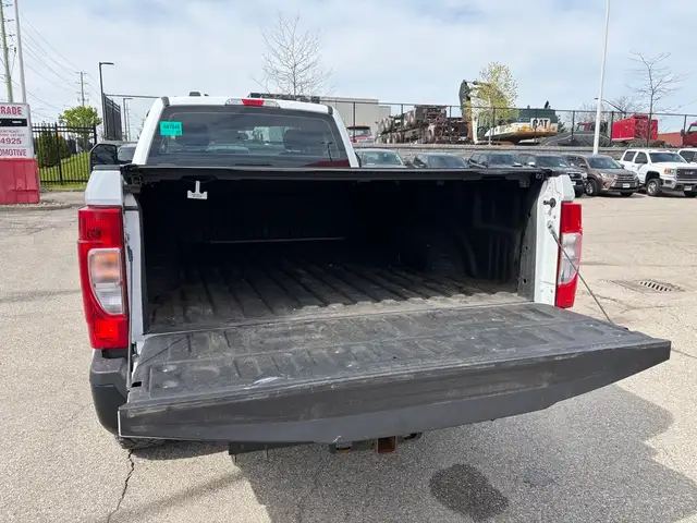 2022 Ford F-250 XL 4WD Reg Cab 8' Box Low Km's ! - Photo 7