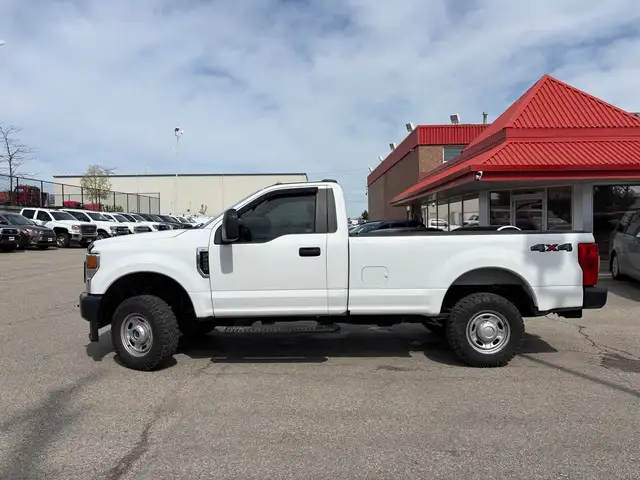 2022 Ford F-250 XL 4WD Reg Cab 8' Box Low Km's ! - Photo 9