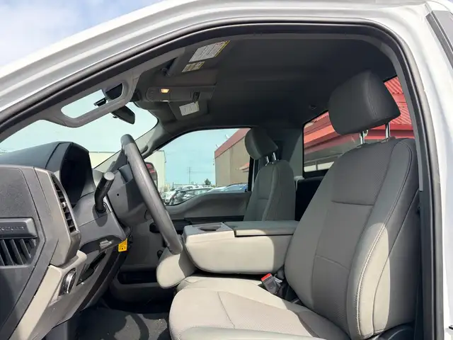 2022 Ford F-250 XL 4WD Reg Cab 8' Box Low Km's ! - Photo 10