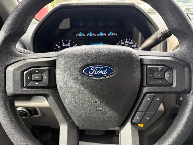 2022 Ford F-250 XL 4WD Reg Cab 8' Box Low Km's ! - Photo 12